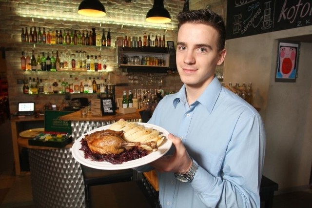 Mariusz Statuch z kieleckiego Renamentu prezentuje jedną z jesiennych nowości - gęsie udko confit na karmelizowanej kapuście.