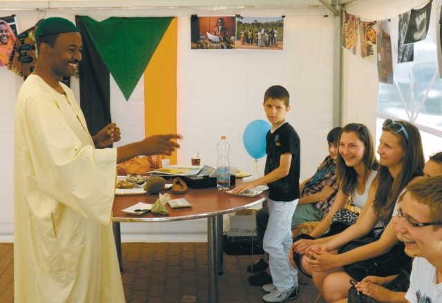 Na imprezie zjawiło się wiele młodych osób, które poznawały zwyczaje innych kultur. Na zdjęciu obywatel Sudanu rozmawia z grupą uczniów.