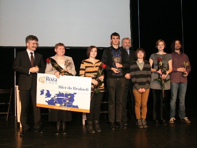 Alicja Czarnecka ze Starachowic, Katolickie Stowarzyszenie Młodzieży z Bodzentyna oraz Ewa Lubacz i Michał Olszewski, aktorzy i wolontariusze Fundacji TM z Kielc zostali nagrodzeni statuetkami Lauru Wolontariatu 2011 za pomoc drugiemu człowiekowi.