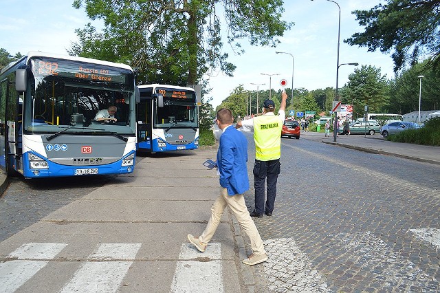 Autobusy niemieckiej linii są zatrzymywane przez świnoujską straż miejską.