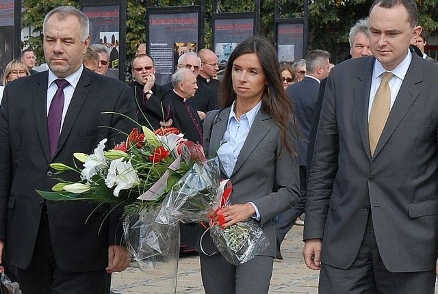 Córce prezydenta Kaczyńskiego towarzyszyli w Ostrołęce Adam Kwiatkowski i Jacek Sasin - obecni posłowie, a wcześniej bliscy współpracownicy Lecha Kaczyńskiego.
