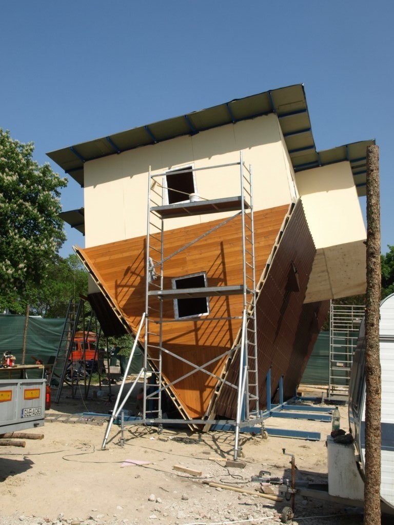 W Mielnie budują dom stojący do góry nogami