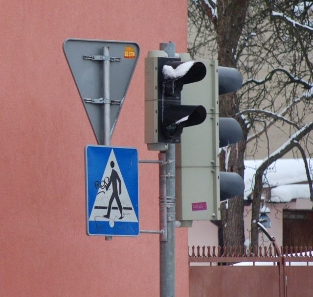 Znaki przy ulicy Zbrowskiego w Radomiu są niewidoczne dla kierowców.