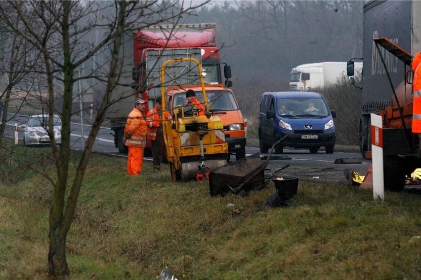 20.11.2012 lisowice tir uderzyl w maszyne drogowa a maszyna...