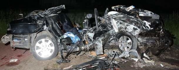 Wypadek w Wyszkowie. Kierowca i troje pasażerów tego BMW w wieku 20 - 21 lat zginęli na miejscu.
