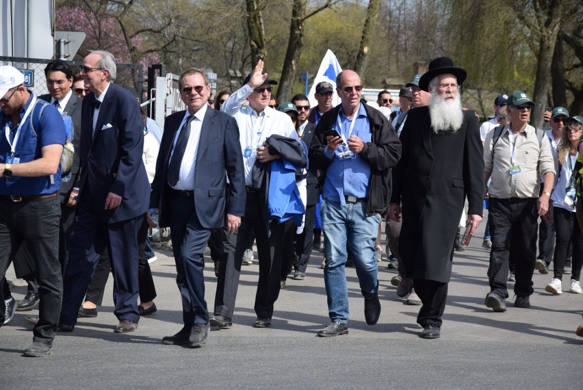 Marsz Żywych w  Oświęcimiu. Prezydent Polski i Izraela szli ramię w ramię z ocalonymi z Zagłady i tysiącami ludzi z całego świata 