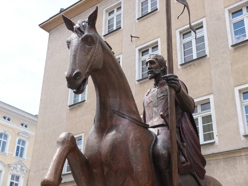 Odsłonięcie pomnika Kazimierza I Opolskiego na Rynku.