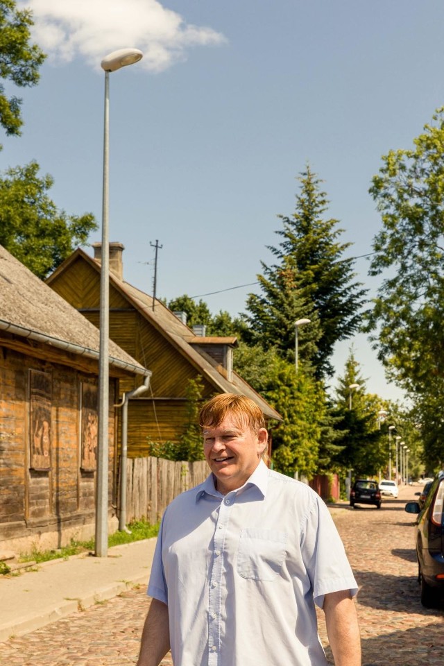 Zbigniew Klimaszewski pokazuje brzydkie latarnie, które stanęły przy ul. Koszykowej.