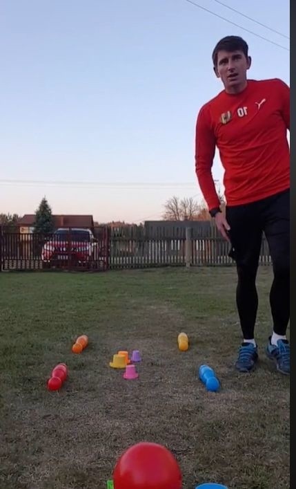 Czołowy piłkarz Korony Kielce Jacek Kiełb trenuje w Stąporkowie. Można śledzić jego zajęcia on - line