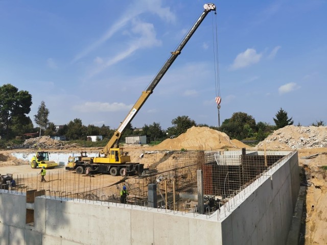 W Czeladzi kilka ważnych inwestycji jest na ukończeniu lub trwa, to m.in. budowa kompleksu basenowego, modernizacja stadionu, budowa centrów przesiadkowych z nowymi drogami rowerowymi, a modernizacja kamienicy Konarzewskich już za nami Zobacz kolejne zdjęcia/plansze. Przesuwaj zdjęcia w prawo - naciśnij strzałkę lub przycisk NASTĘPNE