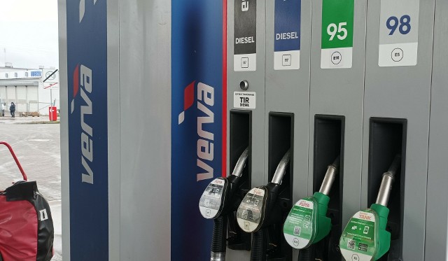Kierowcy mogą być zadowoleni - ceny paliw na stacjach w całym kraju mają lekką tendencję spadkową.