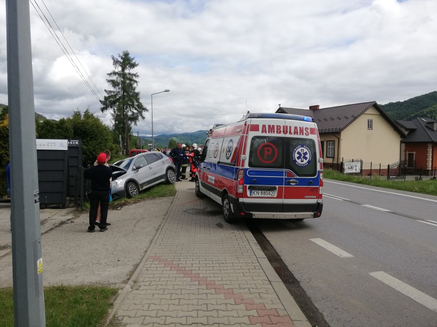 Maszkowice wypadek. Na drodze wojewódzkiej zderzyły się dwa auta. Na miejscu karetka pogotowia