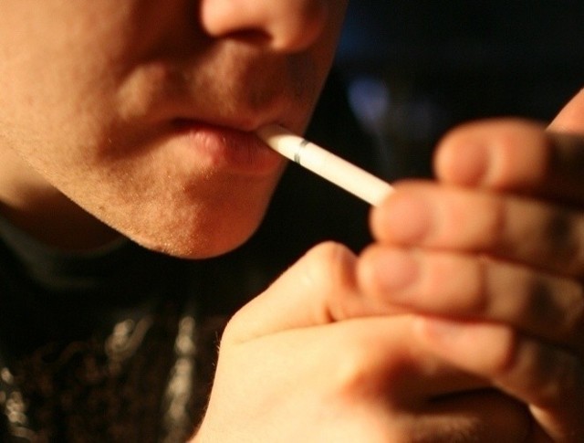 Ze względu na cenę nieletni chętnie sięgają po papierosy z przemytu i na sztuki