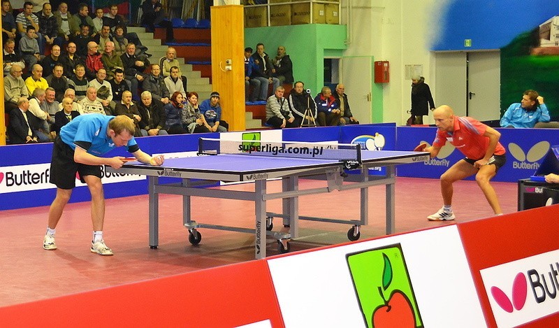 Mateusz Gołębiowski (z lewej) dobrze otworzył mecz:...