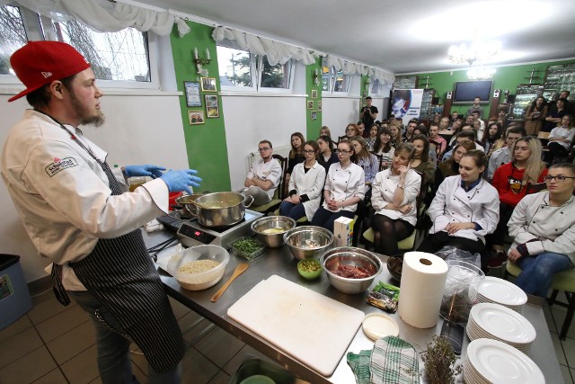 Szef kuchni Maksymilian Przybylski podkreślał istotę sezonowych, wysokiej jakości produktów.