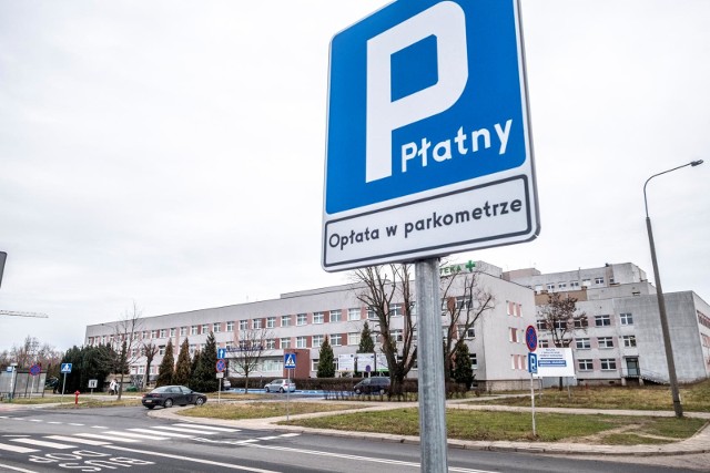 Czy podczas epidemii koronawirusa personel szpitala przy Szwajcarskiej nadal będzie musiał płacić za pozostawienie samochodu na parkingu?