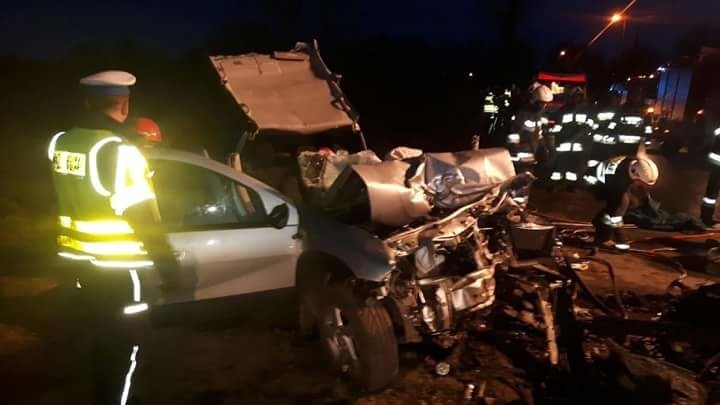 Śmiertelny wypadek w Będargowie. Zderzenie czołowe dwóch samochodów osobowych