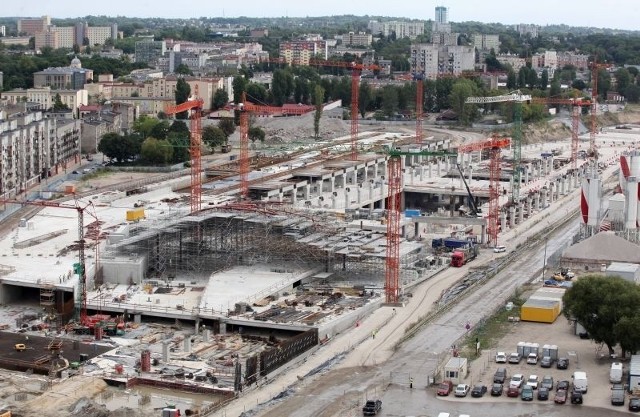 Najwięcej budowlanych żurawi pracuje obecnie na placu budowy dworca Łódź Fabryczna.