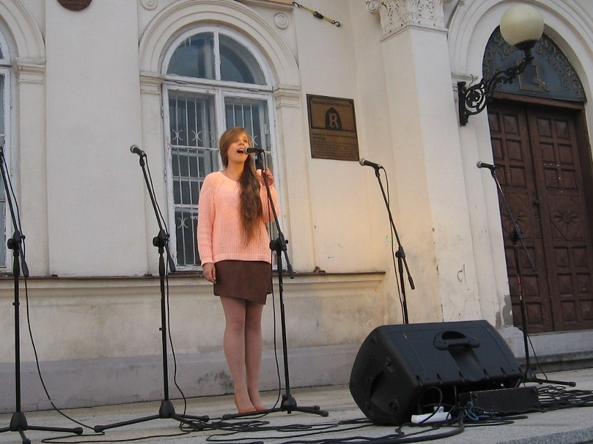 Śpiewa Joanna Pawlina.