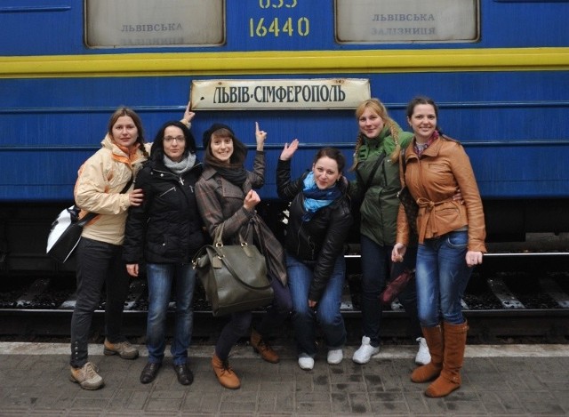 Między miastami wolontariusze poruszali siękoleją trolejbusową. Na zdjęciu od lewej: Liudmyla Kashko, Bożena Wronizewska, Anna Tomczak, Viktoria Shtefan, Iryna Vivsiana, Juliia Yatsenko.
