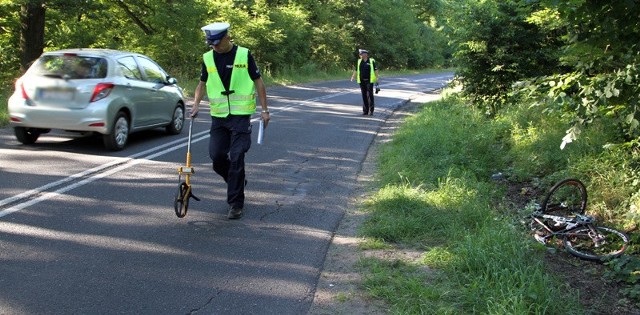 Nieprzytomny rowerzysta został odwieziony karetką do szpitala.