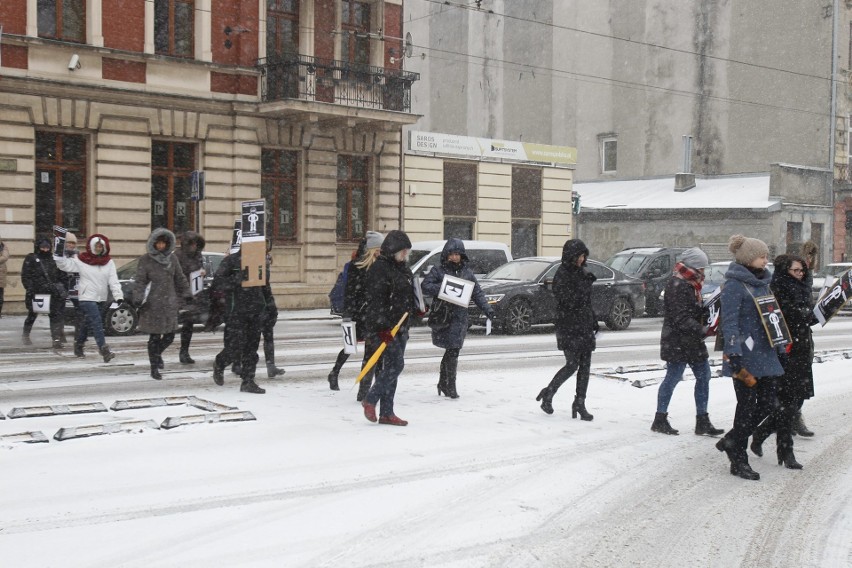 Przed Prokuraturą Okręgową w Łodzi protestowali pracownicy...