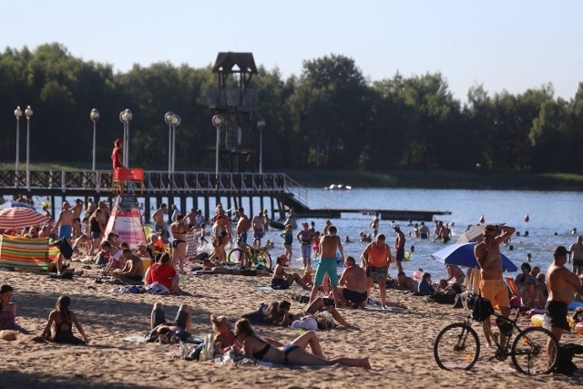 Nad Pogorią III w Dąbrowie Górniczej codziennie wypoczywa mnóstwo plażowiczów. Od niedzieli kąpielisko znów jest otwarte Zobacz kolejne zdjęcia/plansze. Przesuwaj zdjęcia w prawo - naciśnij strzałkę lub przycisk NASTĘPNE