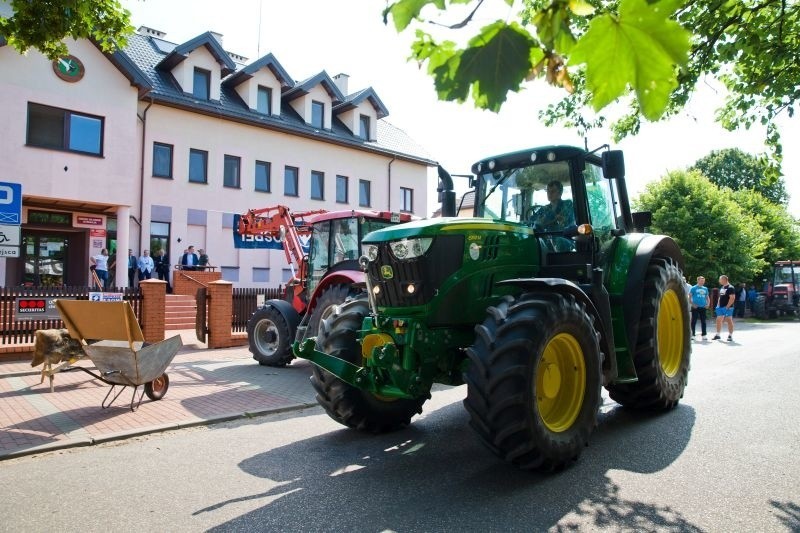 Osowiec-Twierdza. Protest przed siedzibą BPN. Rolnicy przywieźli dyrektorowi taczkę (zdjęcia, wideo)