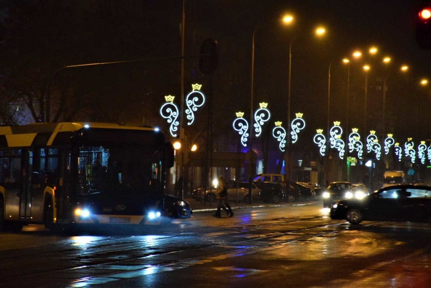 Pabianice gotowe na święta. Iluminacja świąteczna włączona. Tak wyglądają Pabianice po zmroku ZDJĘCIA