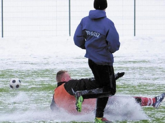 Lęborczanie (ciemne stroje) po ostrym meczu przegrali w Gniewinie ze Stolemem 2:3.