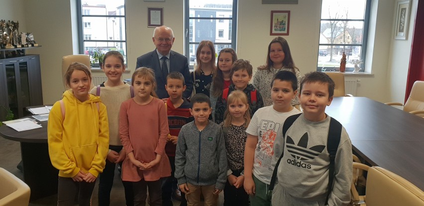 Dzieci i młodzież z Morawicy z wizytą w gabinecie burmistrza. Tak spędziły kolejny dzień ferii