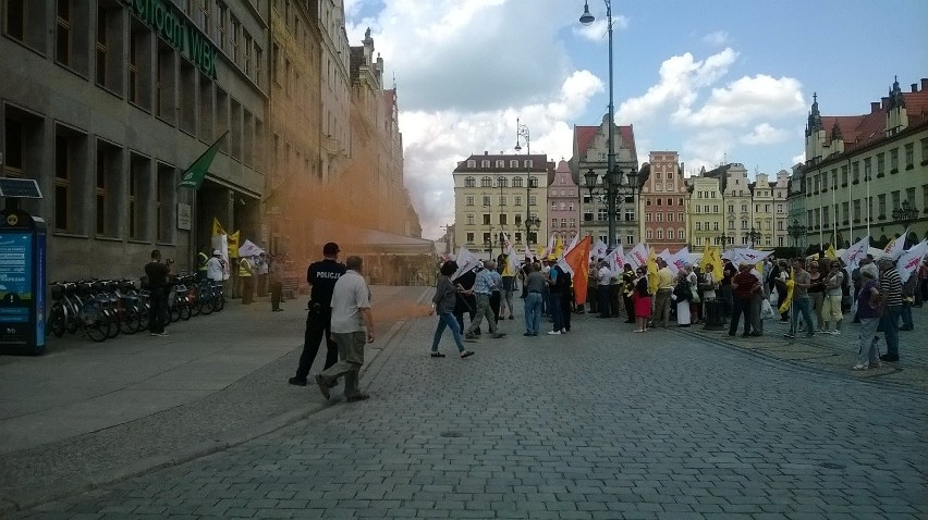 Górnicy protestują w Rynku. 300 osób pod Bankiem Zachodnim (ZDJĘCIA)