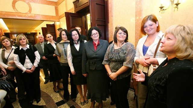 Izabela Jażdżewska (z prawej), prezes zarządu "Samotnej Mamy", dziękuje wolontariuszom za pracę i zaangażowanie.