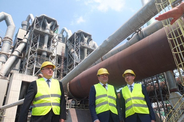 Wicepremier Janusz Piechociński zobaczył, jak produkuje się cement w GórażdżachWicepremier Janusz Piechociński (w środku) podczas wizyty w Górażdżach z Wiesławem Adamczykiem i Andrzejem Balcerkiem z Górażdży.