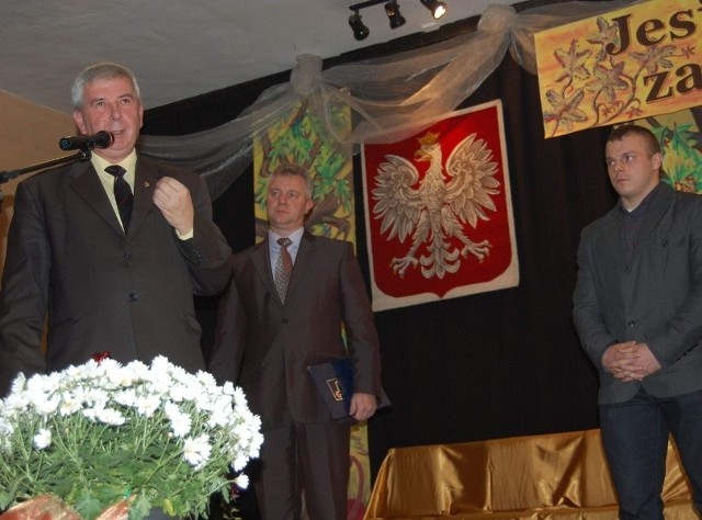 Wśród laureatów nie zabrakło Adriana Zielińskiego, znakomitego ciężarowca Tarpana Mrocza (z prawej), któremu sportowych sukcesów starosta Tadeusz Sobol (z lewej) gratulowa wielokrotnie. W środku burmistrz Mroczy Leszek Klesiński.