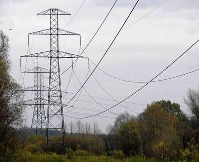Kable elektryczne nisko nad ziemią | Dziennik Polski
