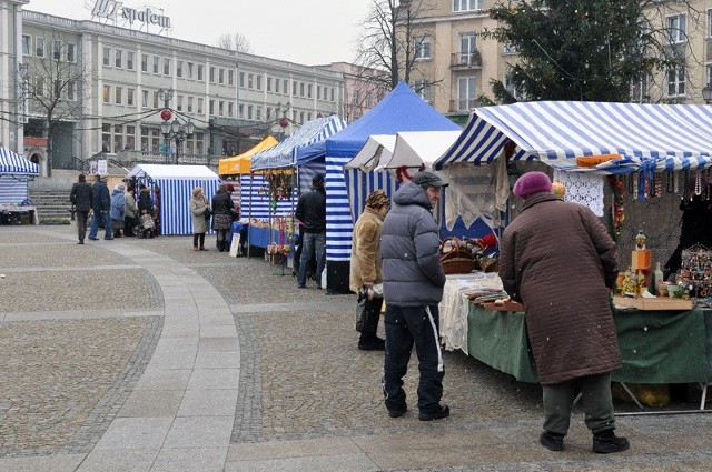 Swojskie wędliny, sery czy pieczywo, a także rękodzieło i ozdoby świąteczne można jeszcze tylko do czwartku kupować na kiermaszu w centrum miasta.