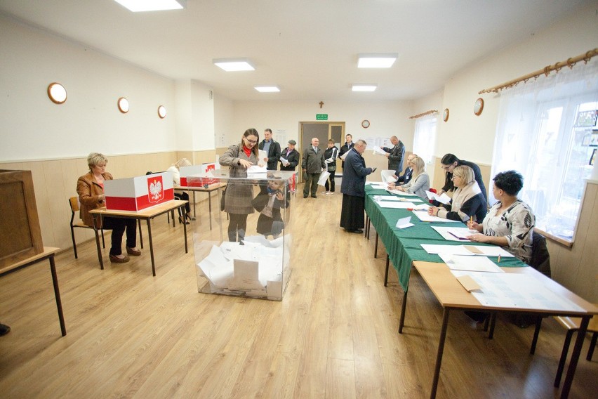 Wybory samorządowe 2018. Powiat bocheński. Trwa głosowanie w lokalach wyborczych [ZDJĘCIA]