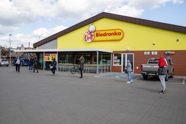 Sieć handlowa Biedronka ma 3000 sklepów w Polsce.