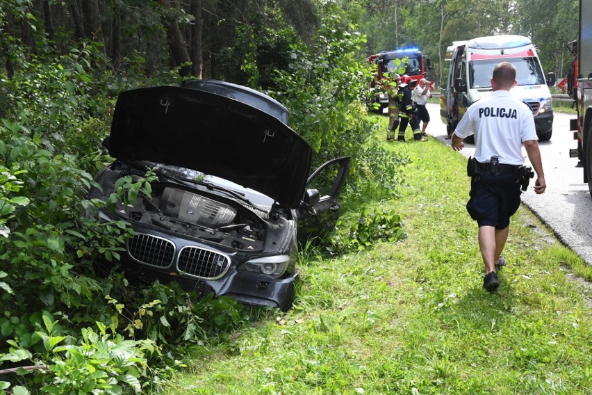 Kraksa w Cedzynie. Bmw odbiło się od rowu i ścięło sosny [WIDEO, ZDJĘCIA]