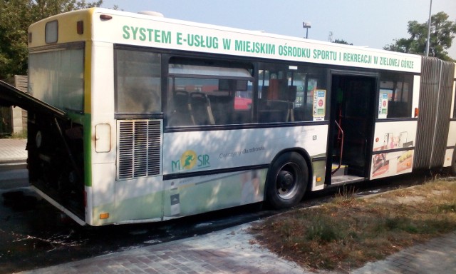 Kierowca mercedesa zajechał drogę autobusowi i ruszył na ratunek gasząc tył autobusu.