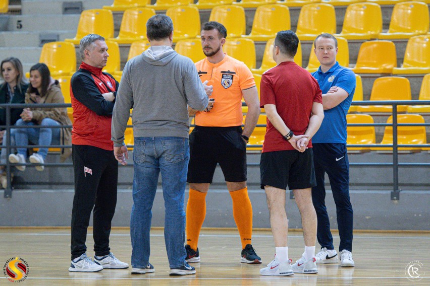 Finały Młodzieżowej Ligi Futsalu w Hali Legionów w Kielcach. W roczniku 2012 i młodsi wygrał Futsal Jędrzejów. Zobacz zdjęcia