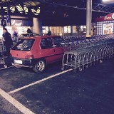 Peugeot zamiast wózka na parkingu Makro przy ul. Kasprzaka [zdjęcia]