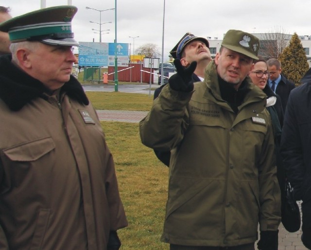 W nowym mundurze od kilku miesięcy pokazuje się komendant główny Straży Granicznej gen. dyw. SG Dominik Tracz (nz. z prawej).