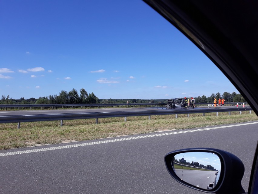 Samochód osobowy palił się na autostradzie A4 między Przeworskiem a Łańcutem [ZDJĘCIA]