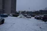 Zima w Radomiu. Główne ulice są "czarne" i przejezdne, ale na bocznych uliczkach parkingach jest ślisko i niebezpiecznie. Zobacz zdjęcia
