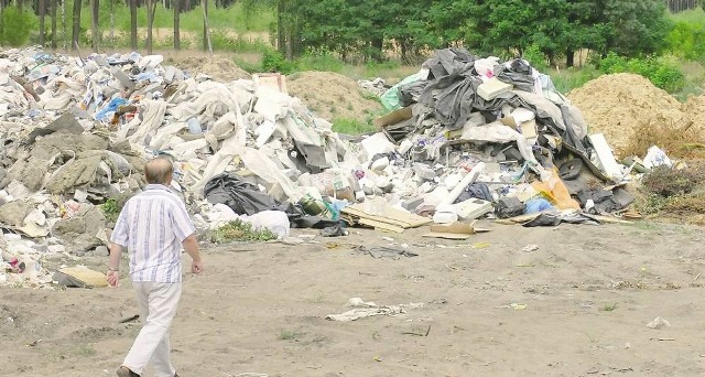 Dzięki naszej interwencji widoczna góra śmieci, ma być usunięta a wysypisko zrekultywowane.