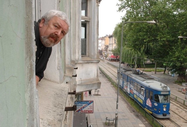 Jerzy Klimiński, krawiec z ul. Chrobrego 33, cieszy się, że ten piękny secesyjny budynek zostanie niebawem odnowiony 