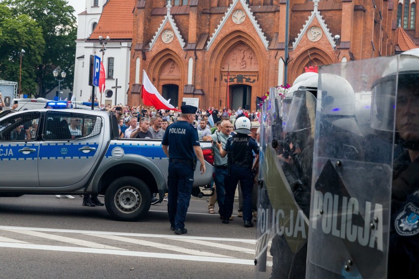 Białostocki pedagog w tłumie atakującym Marsz Równości w Białymstoku. Został zwolniony z pracy