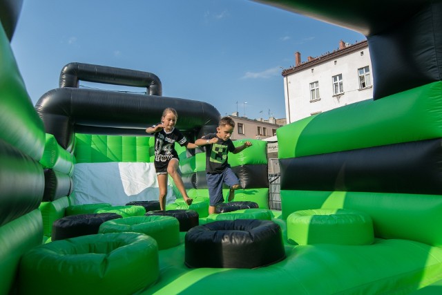 Główną atrakcją Battle of Giants: Mistrzostwa WipeOut był blisko 50-metrowy tor z dmuchanymi przeszkodami.